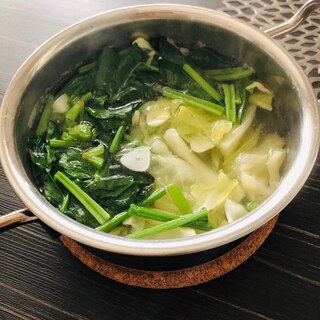 鶏茹で汁の活用☆春キャベツとほうれん草のスープ